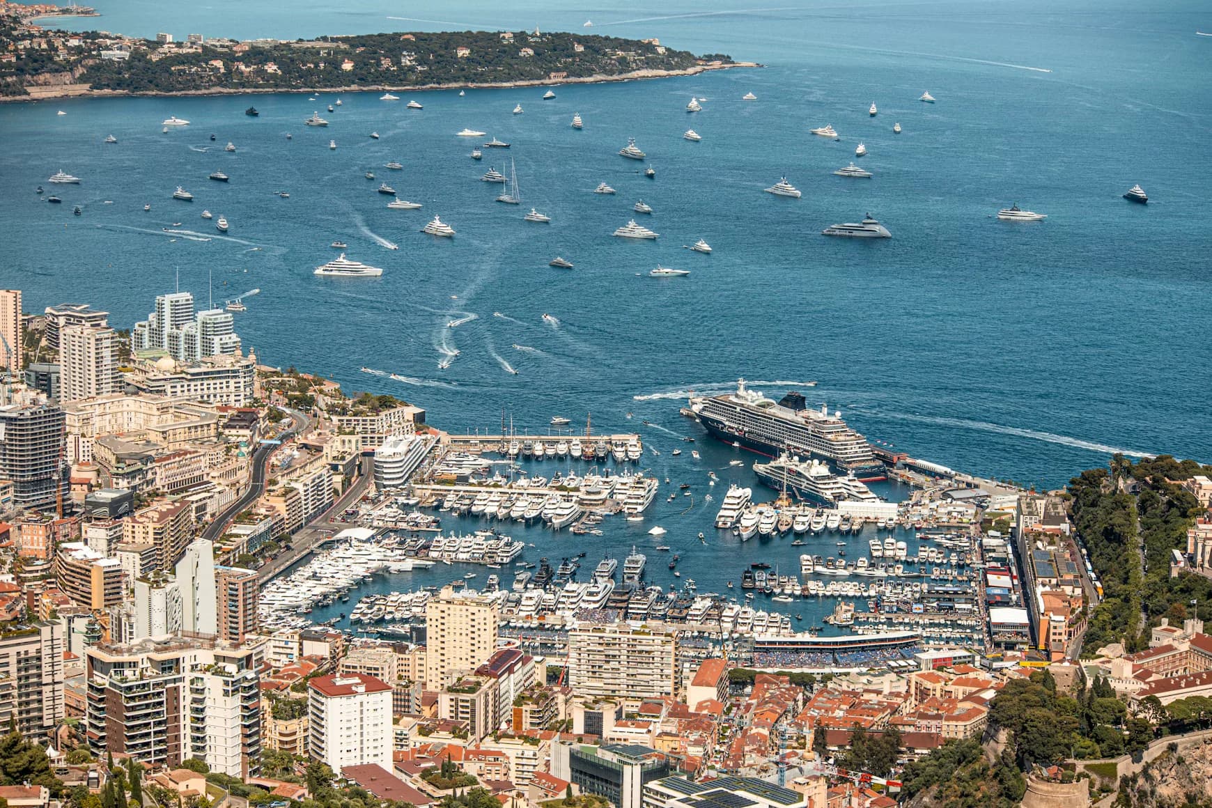 Vue aérienne de Monaco — port, skyline et rocher