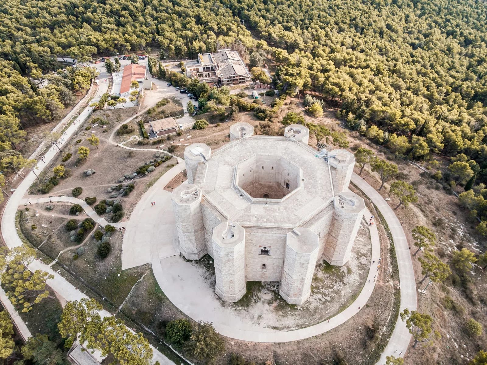 Castel del Monte, monument UNESCO dominant la campagne entre Andria et Corato